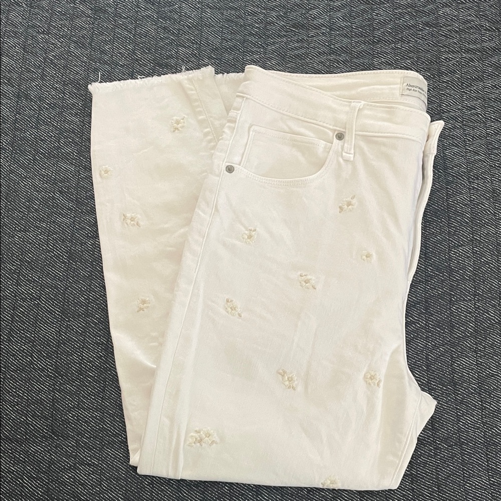 Abercrombie & Fitch White Cropped Jeans with Flower Embroidery - Picture 7 of 7